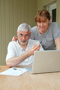 一对老年夫妇在网上查看医疗信息