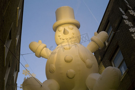 夹角摄影照片_伦敦卡纳比街的雪人圣诞装饰品