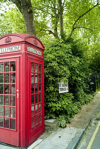 伦敦迎春花山上的红色电话亭