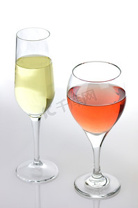 白色背景上的一杯粉红和白葡萄酒