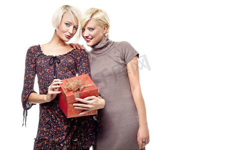 两个微笑的金发美女举行一个圣诞礼物