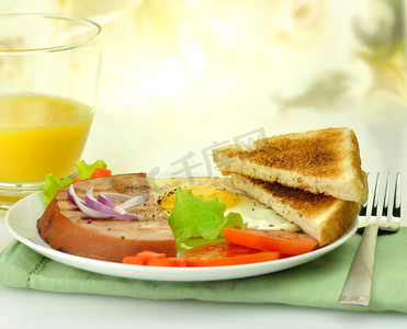 烤火腿片配鸡蛋，吐司，蔬菜和橙汁