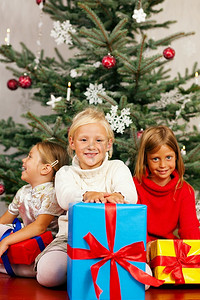 家庭圣诞--三个孩子收到了带他们四处走动的礼物