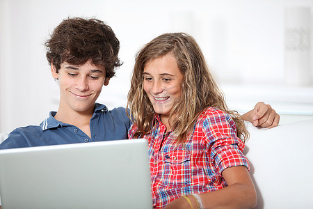 青少年在家上网
