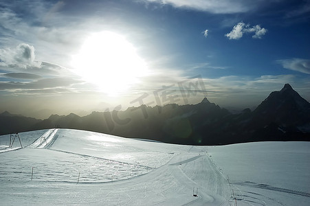 泽马特滑雪胜地的日落，背景是瑞士马特宏峰