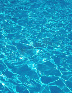 晶莹剔透的蓝色池水。