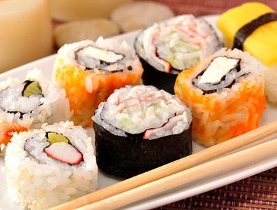 各种寿司放在一道菜里，特写