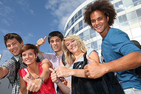 大学校园里的一群朋友人物特写合照