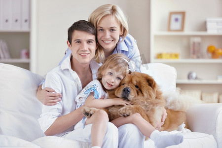 男人和宠物摄影照片_笑容满面的年轻家庭和狗