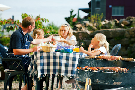 一家人在花园里烧烤，吃东西(重点是烧烤！)