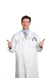 医生竖起大拇指摄影照片_医生竖起大拇指站在白色背景上