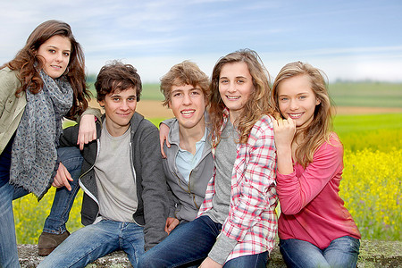 坐板凳摄影图片-坐板凳摄影作品-千库网