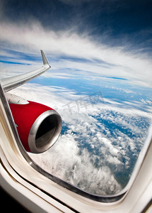 通过飞机窗户将经典图像投射到喷气式发动机上
