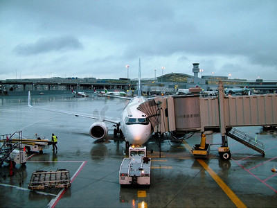 飞机客机在机场装货。