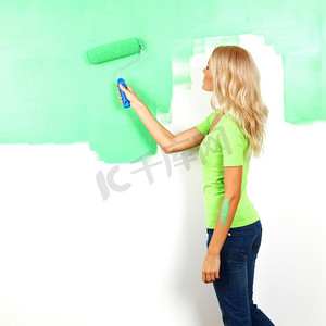 墙刷摄影照片_一名妇女在刷墙刷