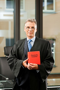 民法典ppt摄影照片_在法庭上有民法典的律师