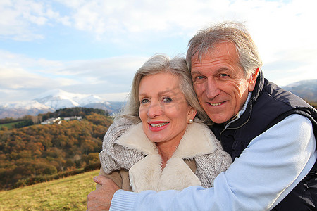 结婚快乐摄影照片_肖像快乐的老年夫妇在农村
