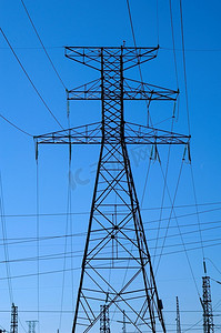 在蓝天的映衬下，水力塔上的电线网络。