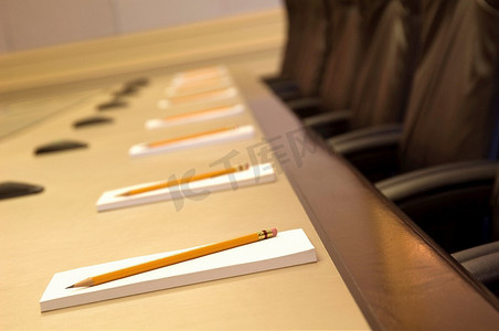 记事本和铅笔放在会议室的桌子上。