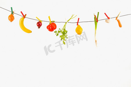 挂着的蔬菜和水果