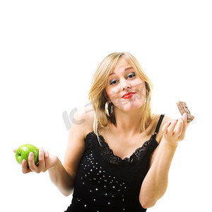 食物和健康营养--吃糖果而不吃苹果的女人