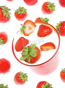 成熟的草莓配奶油，白色背景
