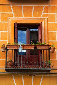 f花摄影照片_建筑物正面的小阳台