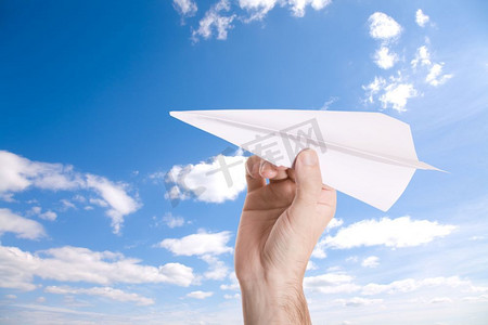 与蓝天背景上的纸飞机携手