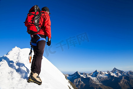 一名登山者在白雪覆盖的布雷索恩山脊上，与魏斯肖恩人一起看着泽马特周围的山峰。瑞士，欧洲。