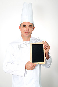 菜单宣传背景摄影照片_厨师拿着黑板做菜单