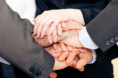 企业家们将双手叠在一起，这是他们实现共同目标的意愿和决心的强烈象征。
