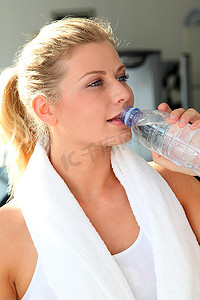 出水素果摄影照片_女性在运动后喝水