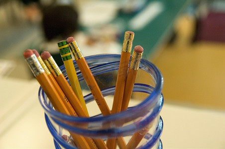 老师和锐利铅笔收藏；S书桌。