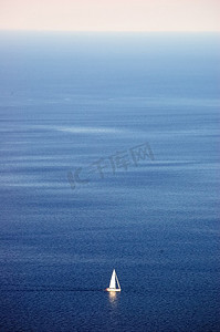 白色的帆船在碧蓝的海面上航行