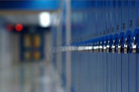 校园安全摄影照片_一排蓝色的学校储物柜。