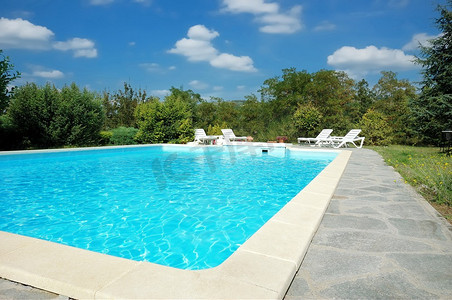 阳光明媚的意大利豪华别墅花园内的游泳池