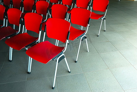 红色座椅、灰色地板的会议室