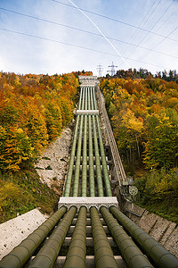 秋天，巴伐利亚州科切尔的抽水蓄能水电站