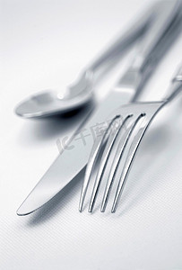 刀、叉和勺子。