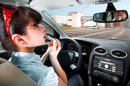 女人在汽车方向盘上涂上嘴唇