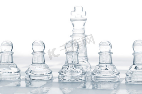一排棋子守卫着国王，从白色中切出来