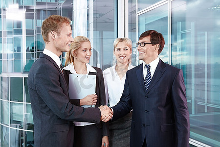 商务人士互相握手合照美女