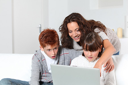 母亲和孩子在网上冲浪