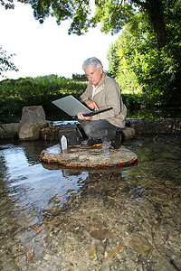 生物学家检测溪水水质