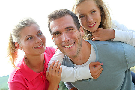 非洲黑人幸福的家庭在乡村玩耍情侣装吊袋白色背景的全家福人物特写