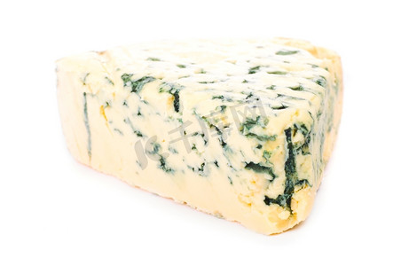白色上孤立的新鲜发霉的乳酪或蓝色