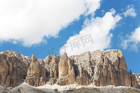 阳光山脉摄影照片_意大利特伦蒂诺多洛米蒂山脉的山脉景观。