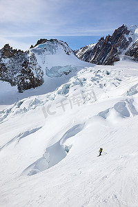 男子滑雪者在雪粉中滑行；法国、欧洲、法国、欧洲、沙蒙尼克斯的布兰奇山谷。