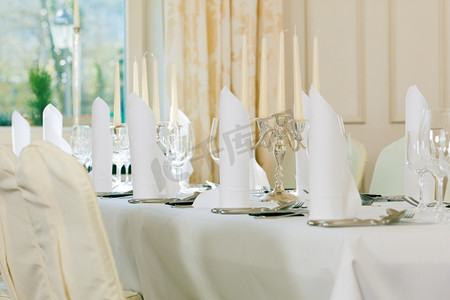 婚礼-装饰精美的桌子，配有银器和眼镜