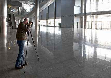 摄影师拍摄了大厅中心的生意